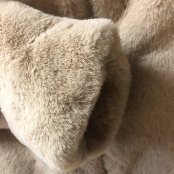 NWT BEAUTIFUL faux fur jacket - Picture 10 of 15
